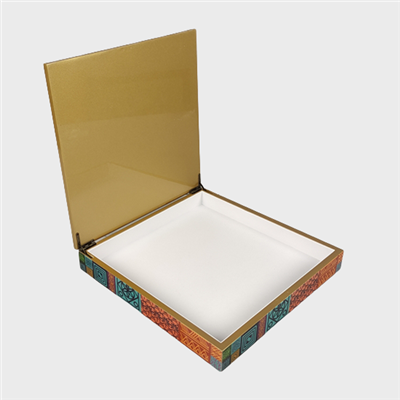 ユニークな漆塗りのボックス